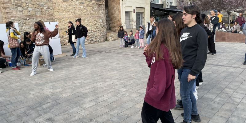 Joves seguint el taller de dansa. FOTO: Estela Luengo