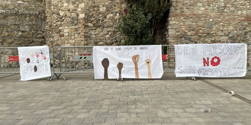 Murals antiracistes durant l'acte. FOTO: Estela Luengo Murals antiracistes durant l'acte. FOTO: Estela Luengo