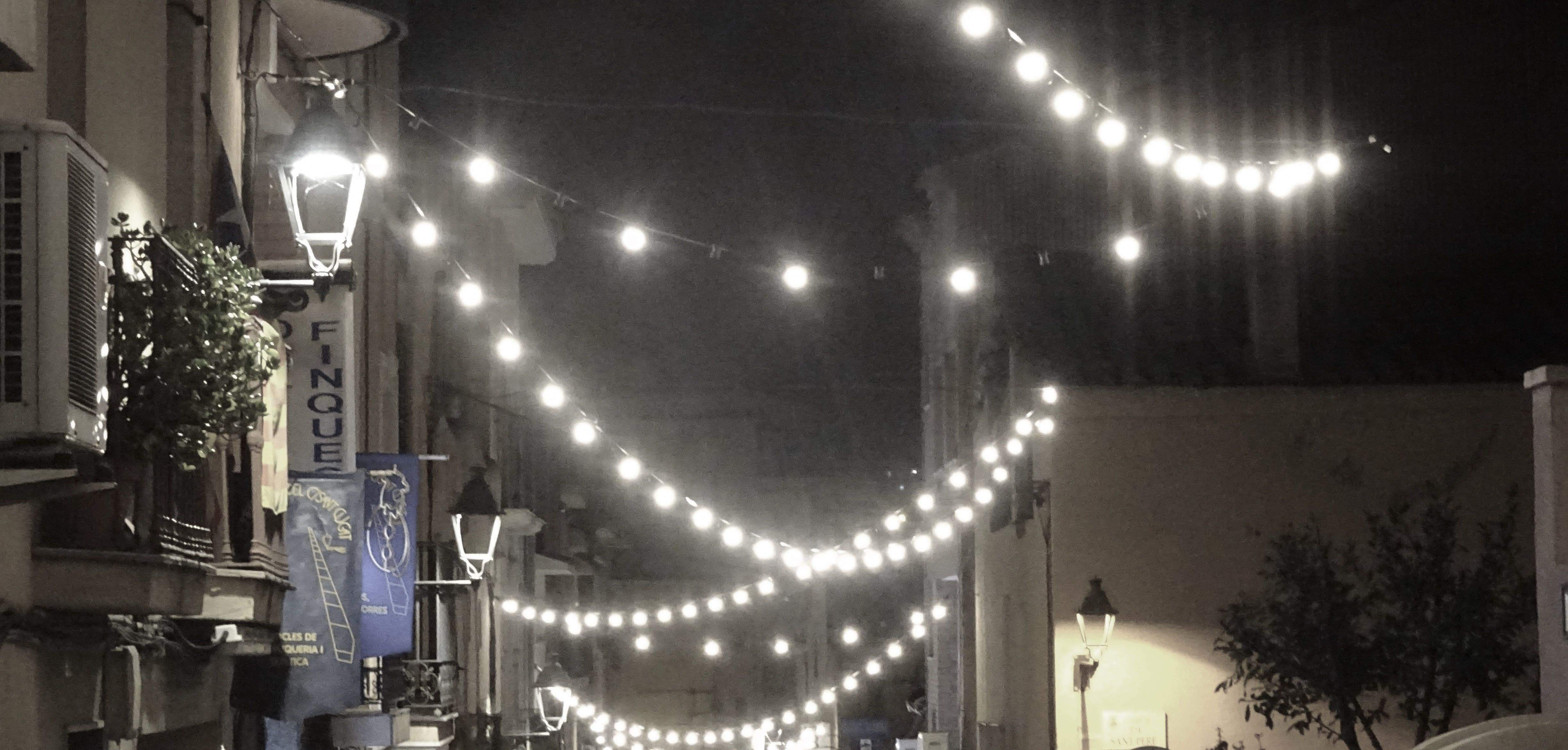 Garlandes de llums al carrer Sant Cugat de Rubí. FOTO: J. Milà