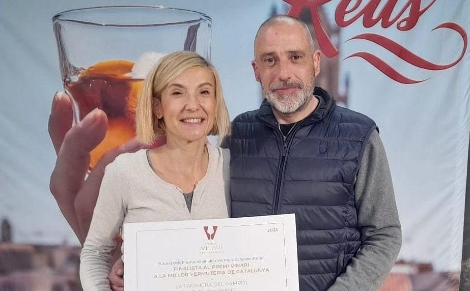 La Mar i l'Albert, amb el diploma que acredita que la Tafanera del Pàmpol és una de les millors vermuteries de Catalunya. FOTO: Facebook La Mar i l'Albert, amb el diploma que acredita que la Tafanera del Pàmpol és una de les millors vermuteries de Catalunya. FOTO: Facebook
