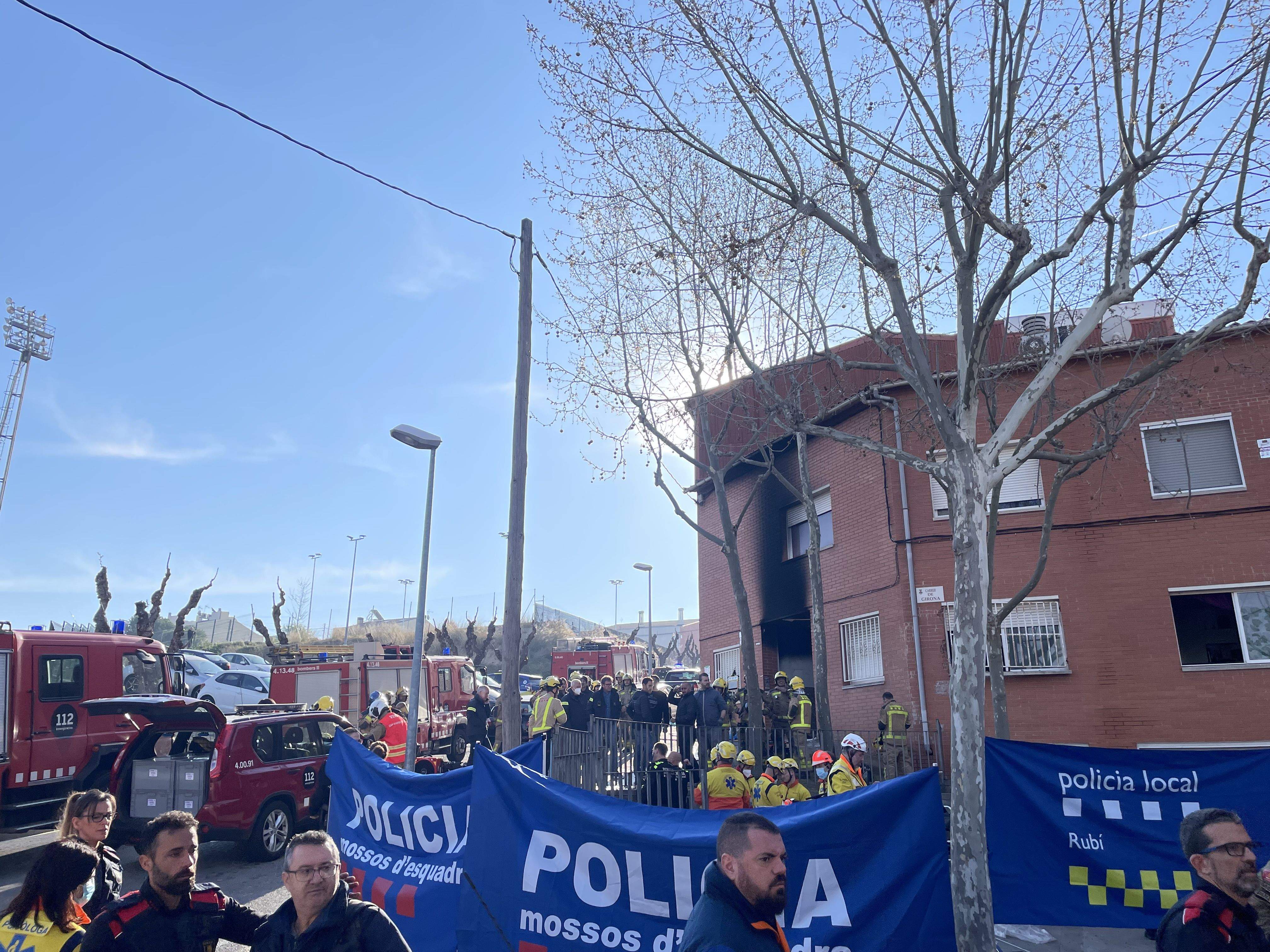 Façana calcinada per l'incendi del bloc de pisos del carrer Saragossa. FOTO: NHS