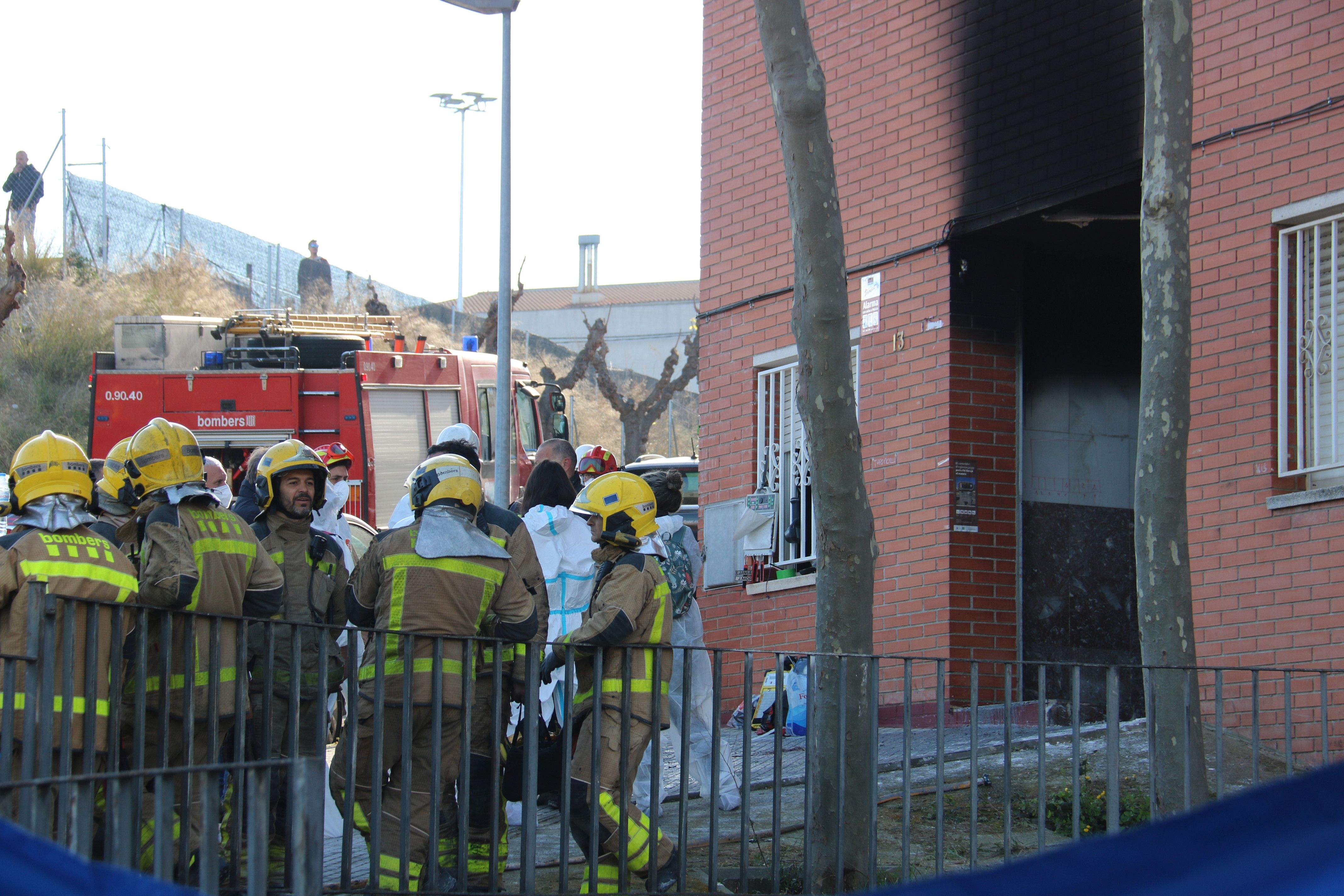 Imatge de l'exterior de l'edifici que s'ha incendiat a Rubí. FOTO: Marta Vidal/ACN