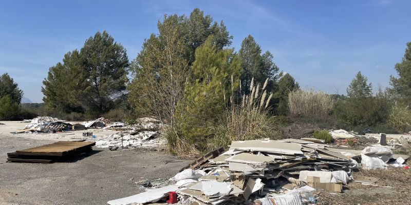 El solar que està davant l'antiga fàbrica Fico Triad també rep abocaments diversos. FOTO: NHS