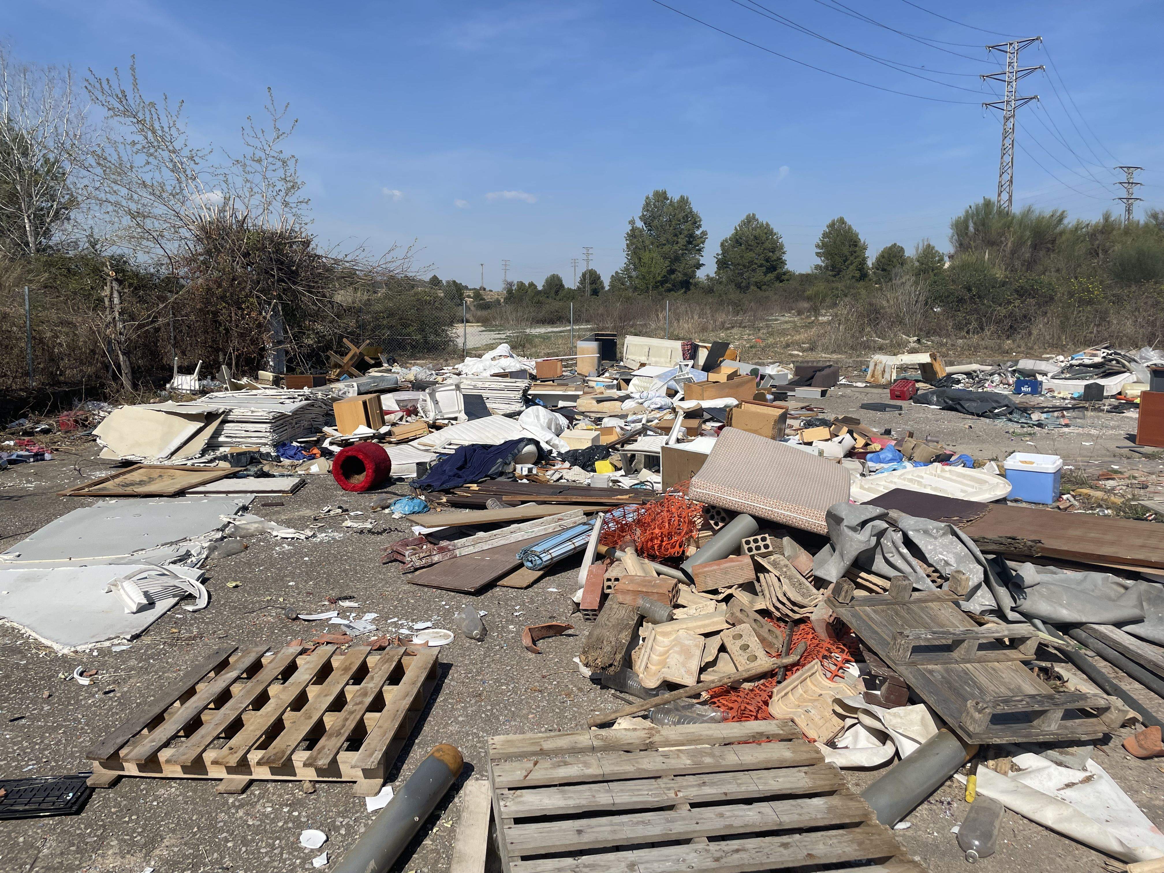 Deixalles acumulades a l'antiga fàbrica Fico Triad. FOTO: NHS