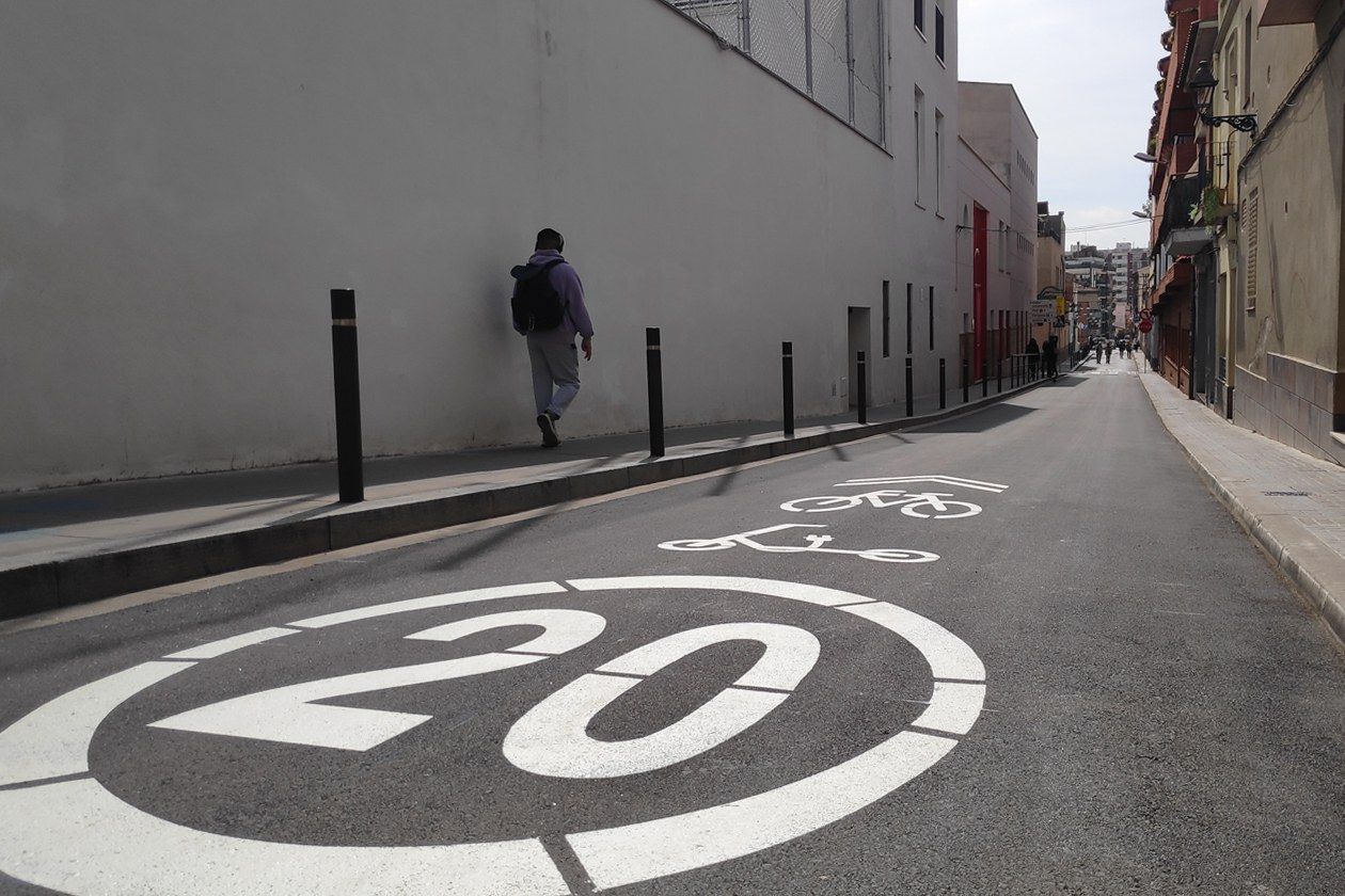 Un dels itineraris alternatius per a bicicletes i patinets elèctrics passa pel carrer Coello. FOTO: Ajuntament de Rubí