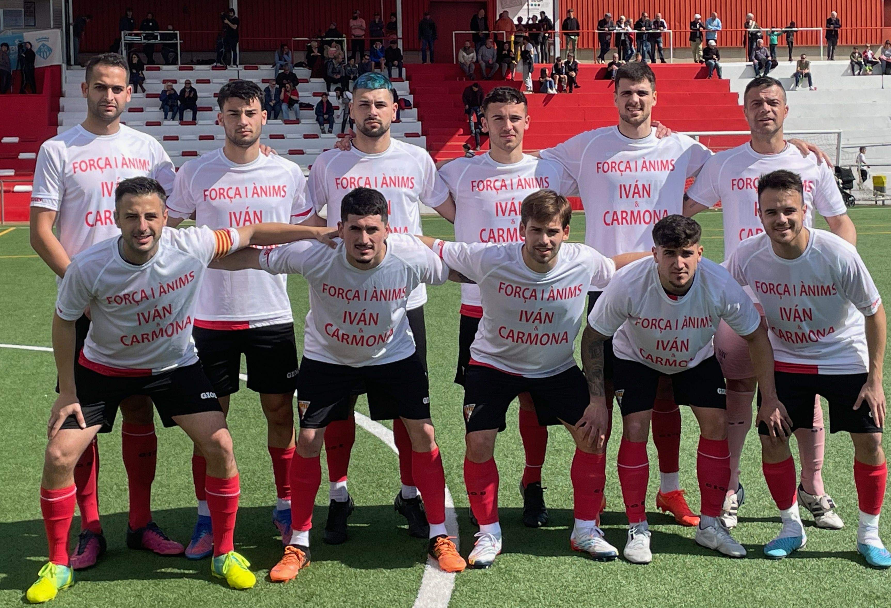 Els jugadors del Rubí amb samarretes de suport als seus companys. FOTO: UE Rubí