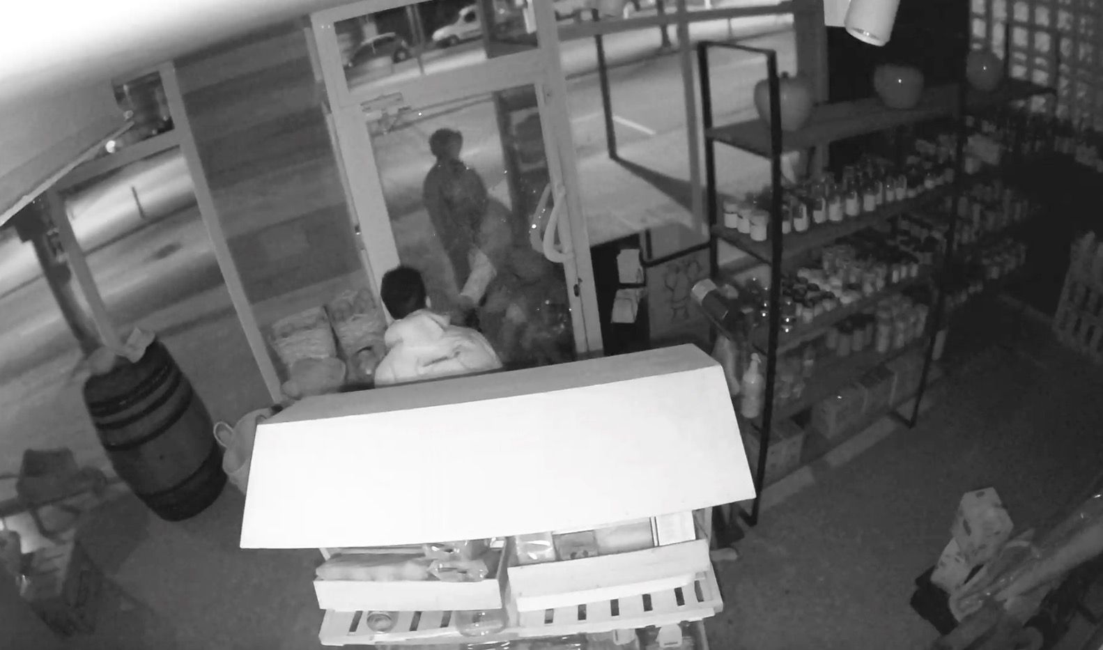 Imatge de la càmera de videovigilància de la fruiteria d'aquest dijous a la matinada