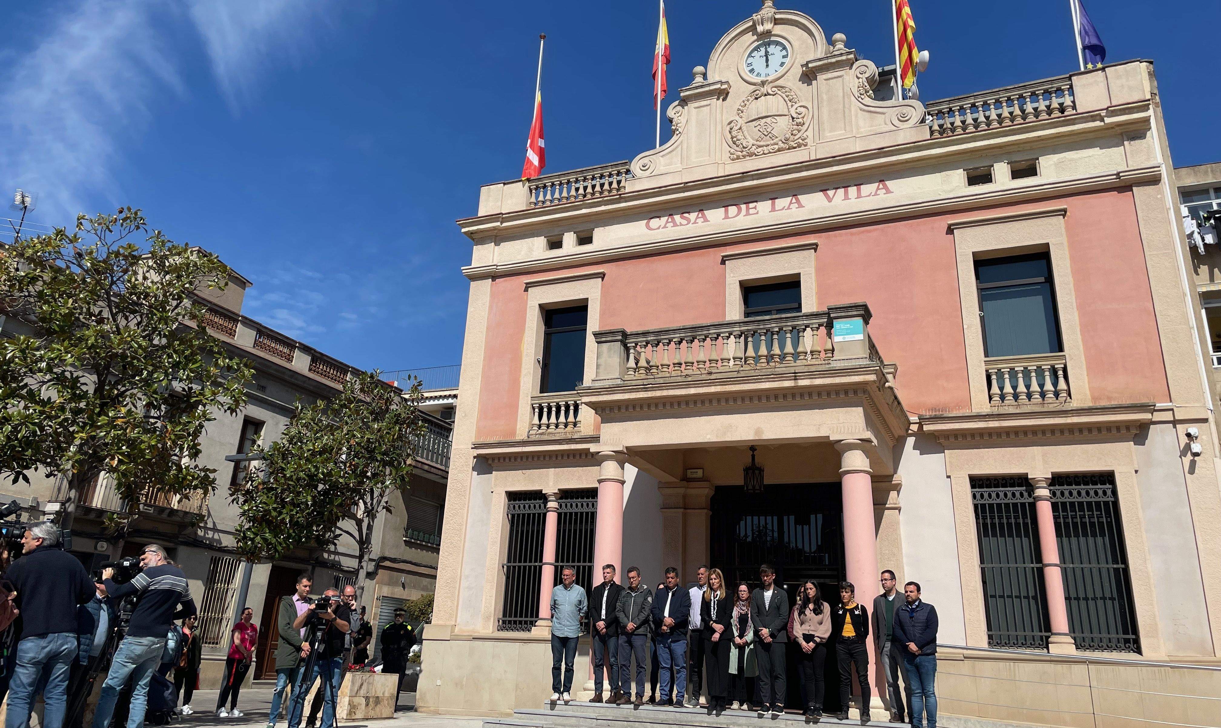 Minut de silenci i banderes a mig pal a l'Ajuntament de Rubí per les tres víctimes mortals de l'incendi del carrer Saragossa. FOTO: NHS Minut de silenci i banderes a mig pal a l'Ajuntament de Rubí per les tres víctimes mortals de l'incendi del carrer Saragossa. FOTO: NHS