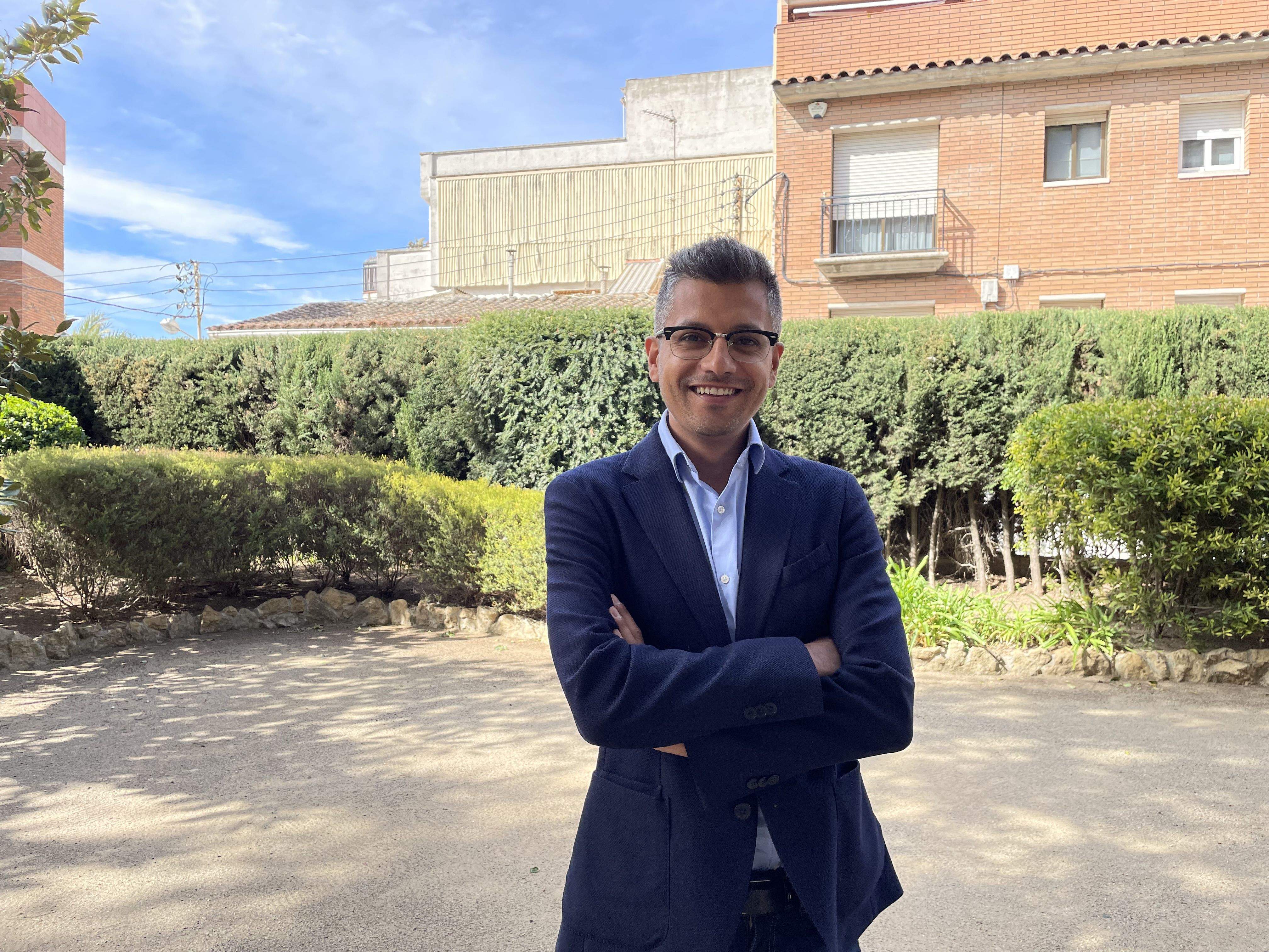 Ivan Vila, portaveu de Junts Rubí, als jardins de l'Ateneu municipal. FOTO: NHS