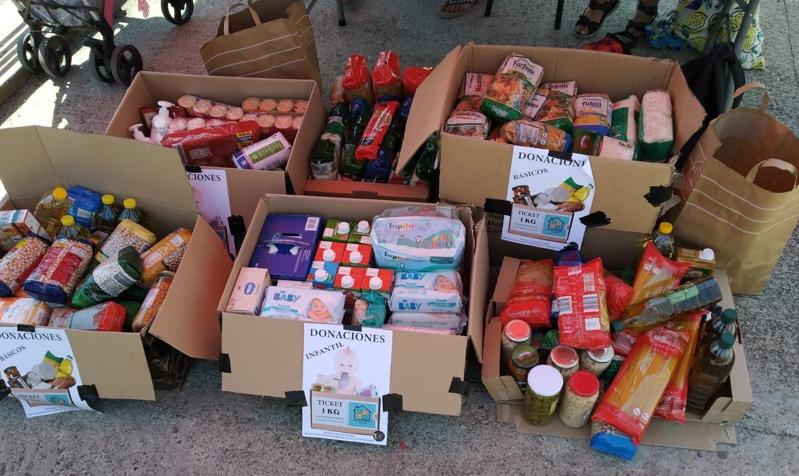 Aliments i material recaptat durant una jornada anterior. FOTO: Andrea Martínez