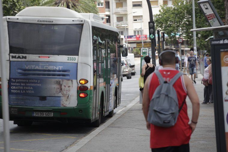 Un autobús a Cerdanyola. FOTO: Artur Ribera (TOT Cerdanyola)