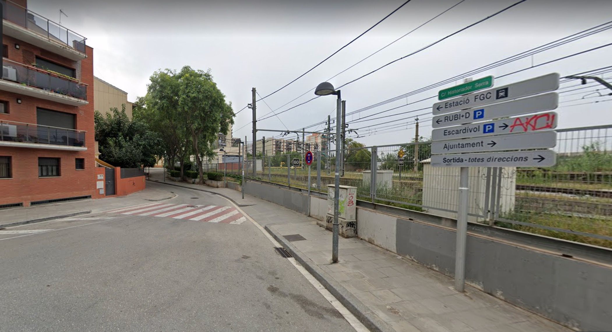 Plaça de Pep Rovira amb el carrer Josep Serra, amb les vies de Ferrocarrils a un costat. FOTO: Google Maps