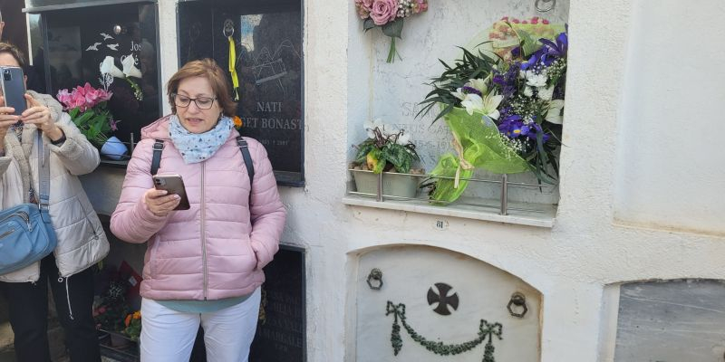 Senzill però emotiu homenatge al nínxol de la Neus Català. FOTO: Cedida