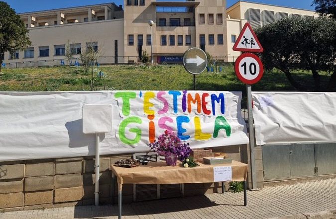Pancarta d'homenatge a la Gisela Romero a l'escola Maristes de Rubí. FOTO: Twitter del centre 