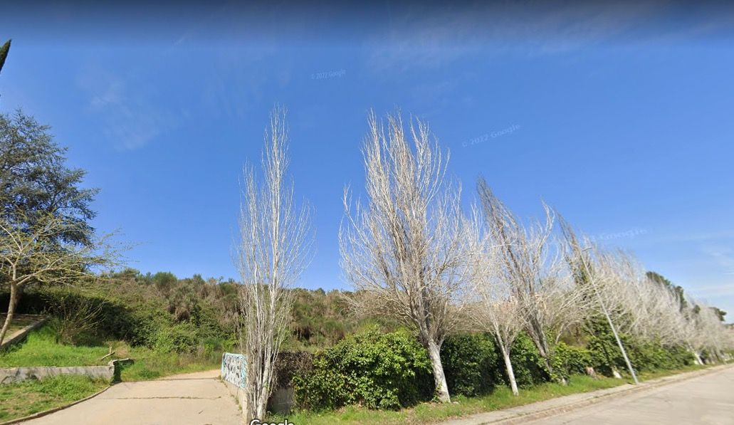 Vista de l'antiga petanca de Cova Solera, on es projecten equipaments esportius. FOTO: Google Maps