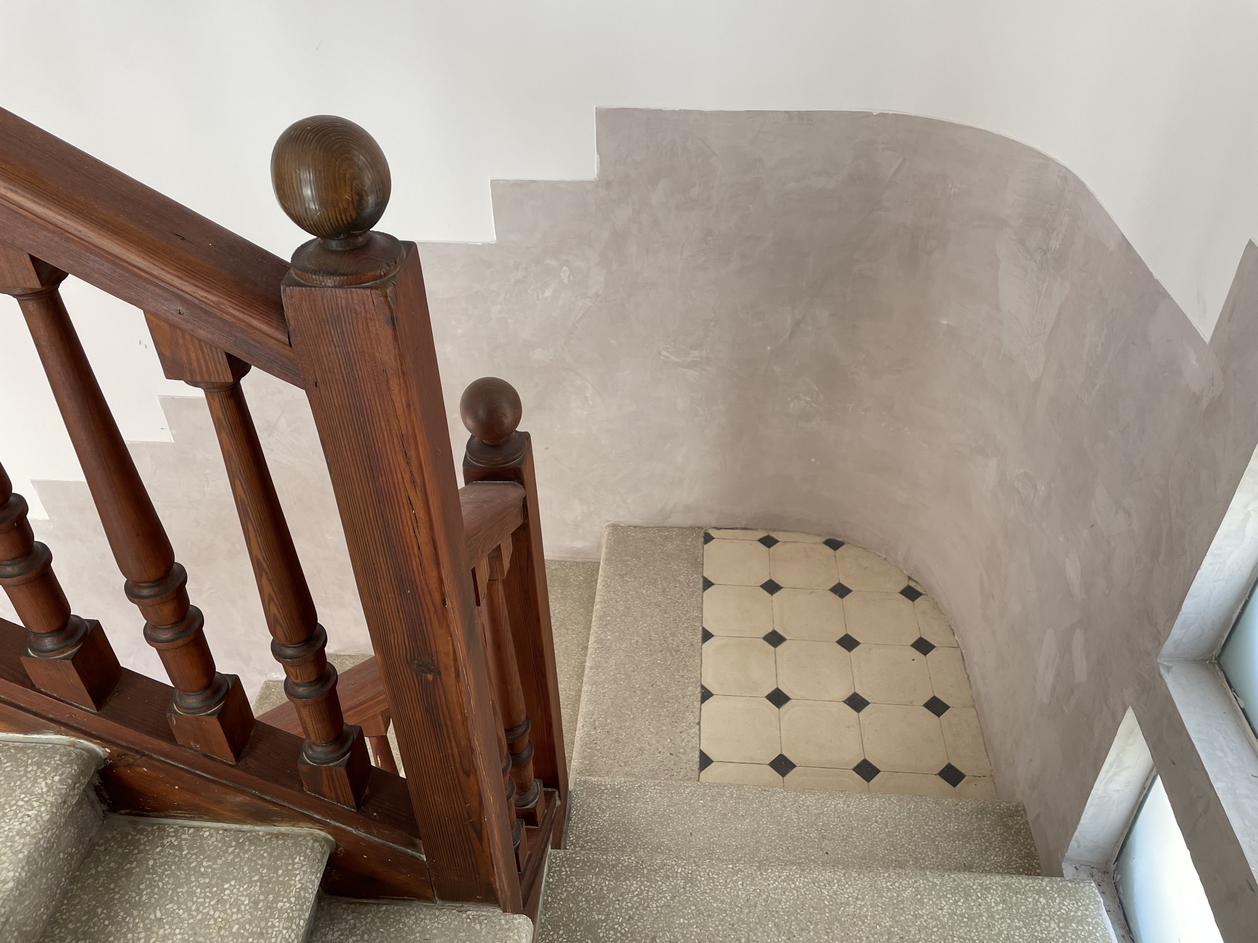 Escales principals amb barana i mosaic originals. FOTO: NHS