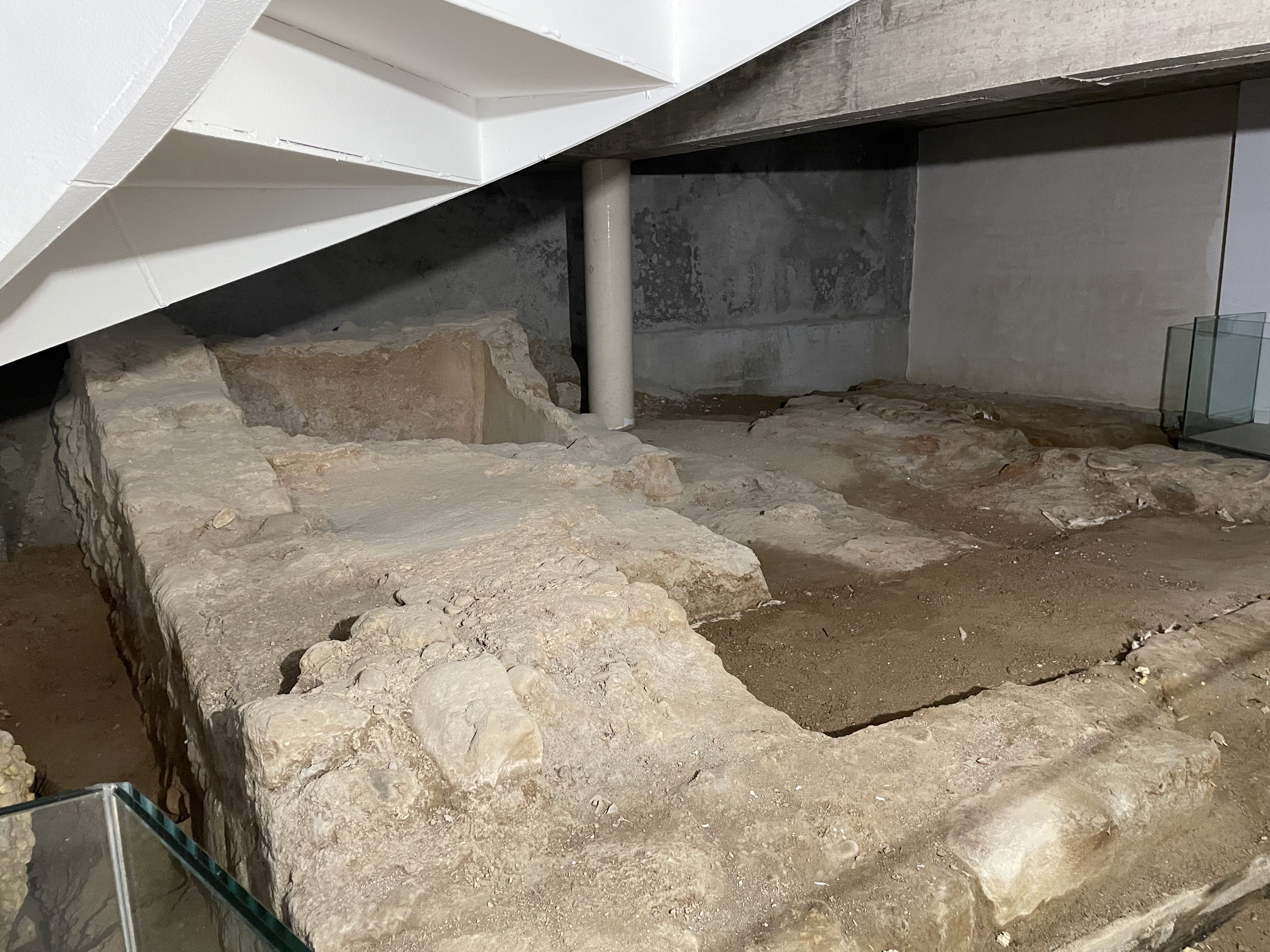 Restes romanes trobades a sota del Casino. FOTO: NHS