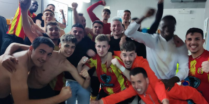 Els jugadors rubinencs del CF Juventud 25 de Septiembre celebren la victòria. FOTO: Veinti Els jugadors rubinencs del CF Juventud 25 de Septiembre celebren la victòria. FOTO: Veinti