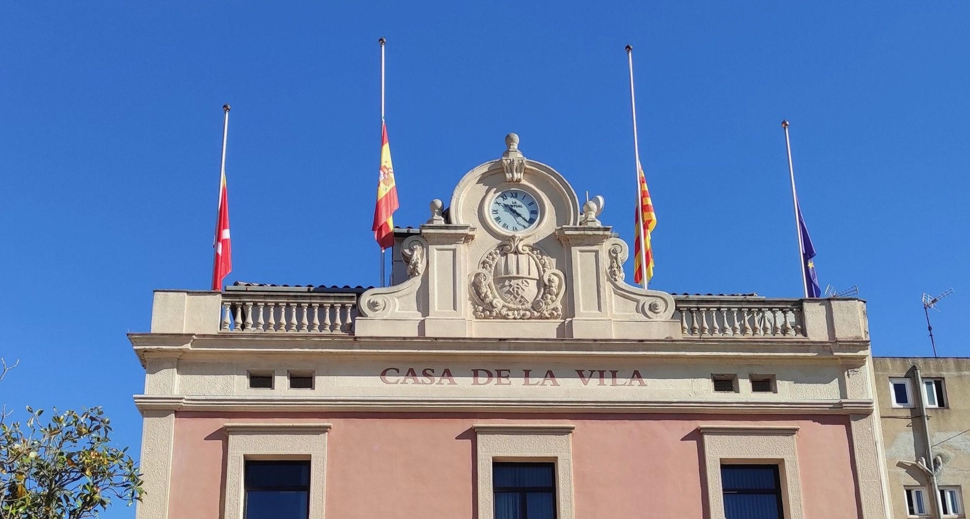Banderes a mig pal fins a l'Ajuntament de Rubí. FOTO: Cedida