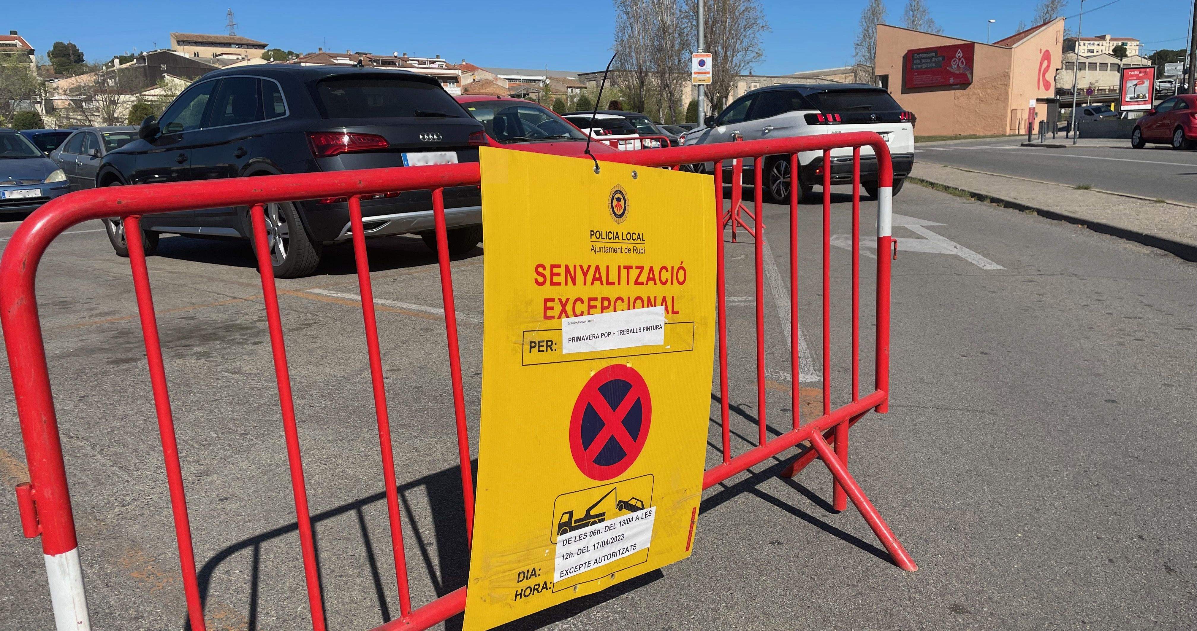 Una tanca de senyalització excepcional que restringeix l'aparcament a l'Escardívol entre el 13 i el 17 d'abril. FOTO: Redacció