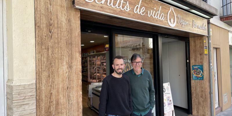 El Marc i l'Emili Ricart davant la façana de la botiga Sentits de vida. FOTO: NHS