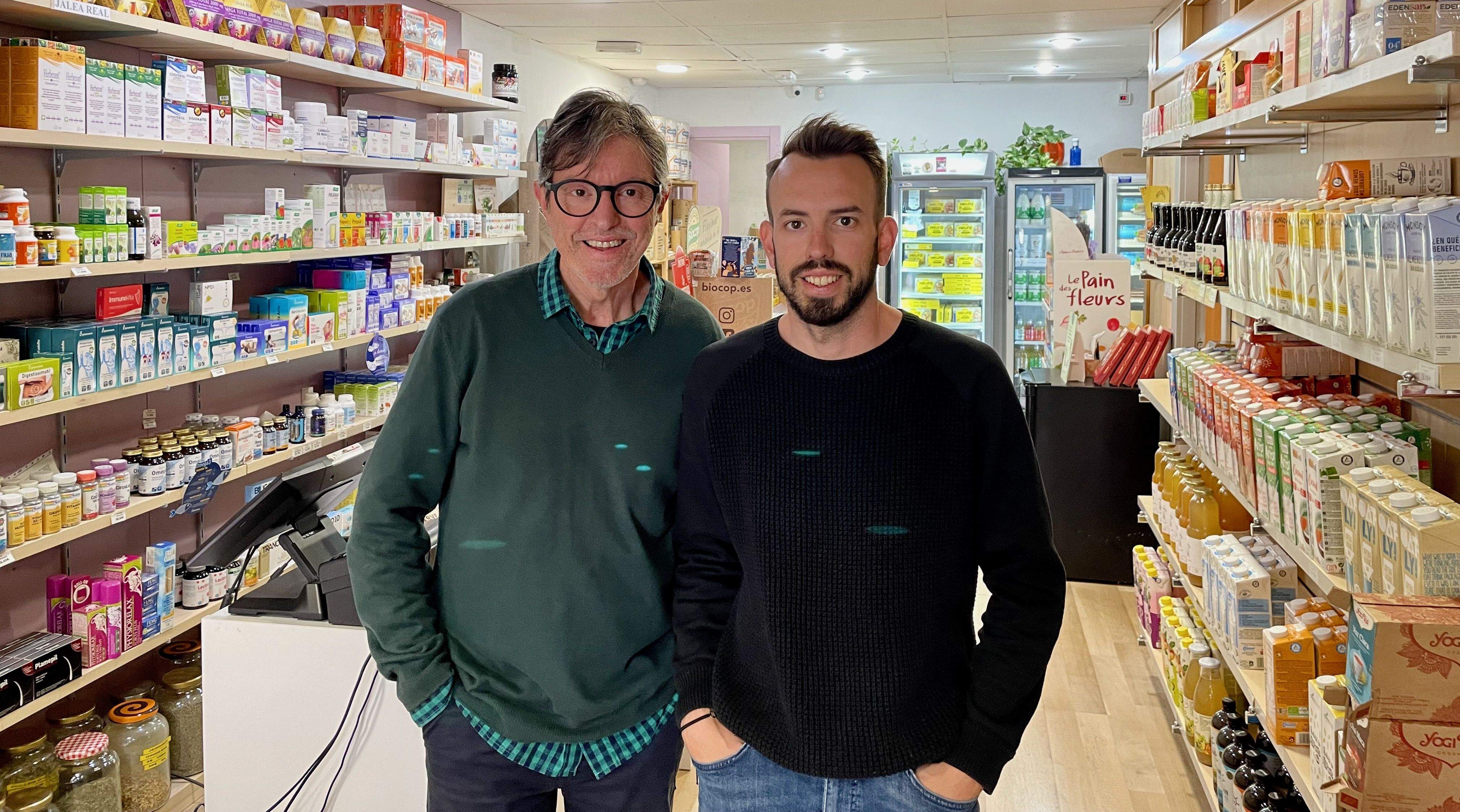 El Marc Ricart amb el seu pare, l'Emili, a l'interior de la botiga Sentits de Vida. FOTO: NHS