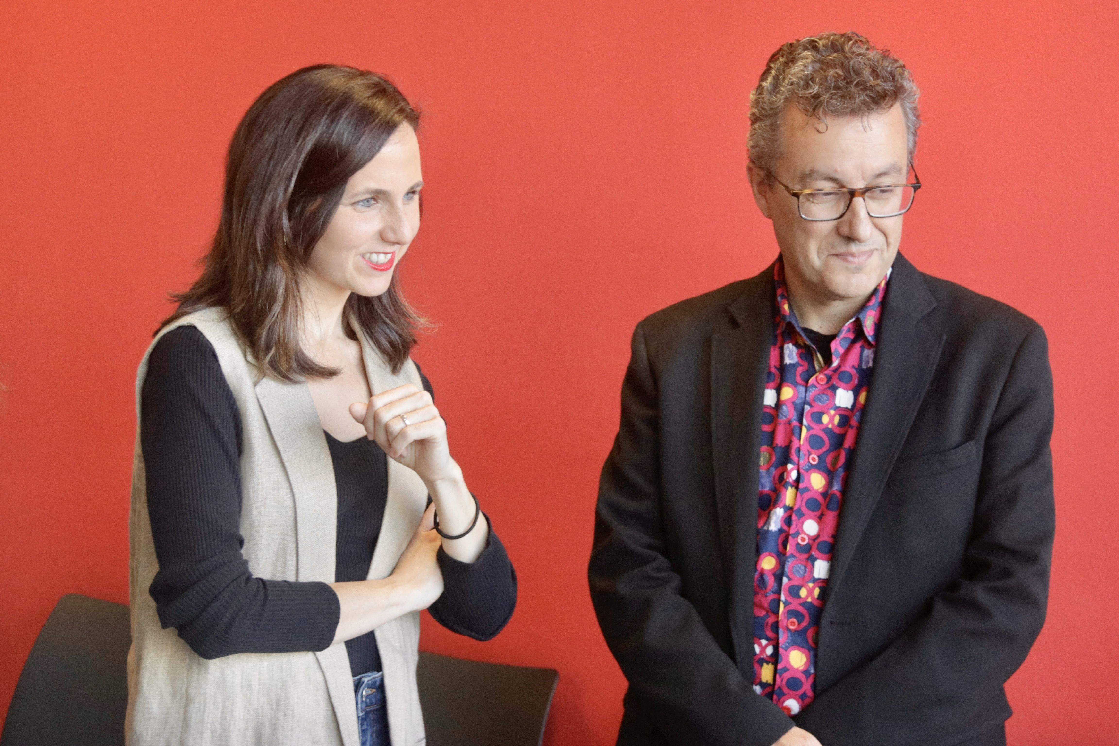 La ministra de Drets Socials i secretària general de Podemos, Ione Belarra, amb el regidor de Medi Ambient de Rubí, Andrés Medrano. FOTO: Jordi Pujolar (ACN)