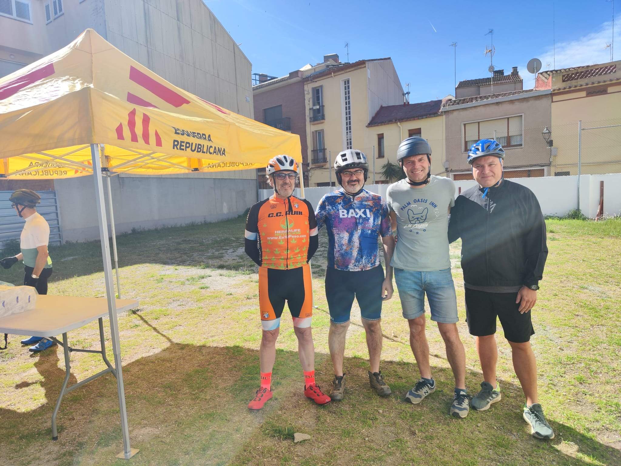La bicicletada informativa organitzada per ERC a la plaça Guardiet. FOTO: Pol Peiró
