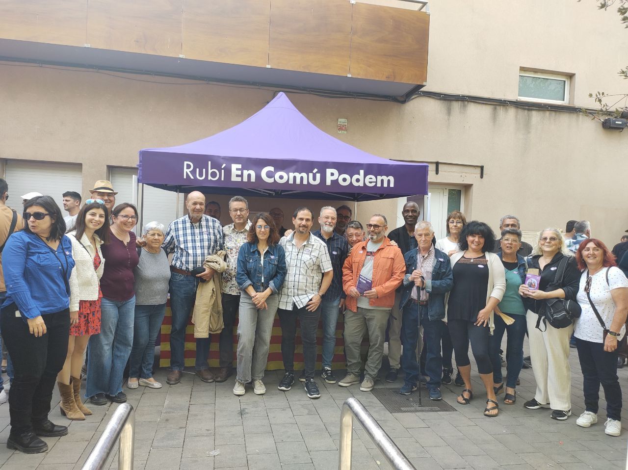Membres i simpatitzants d'En Comú Podem a la plaça Doctor Guardiet. FOTO: Redacció