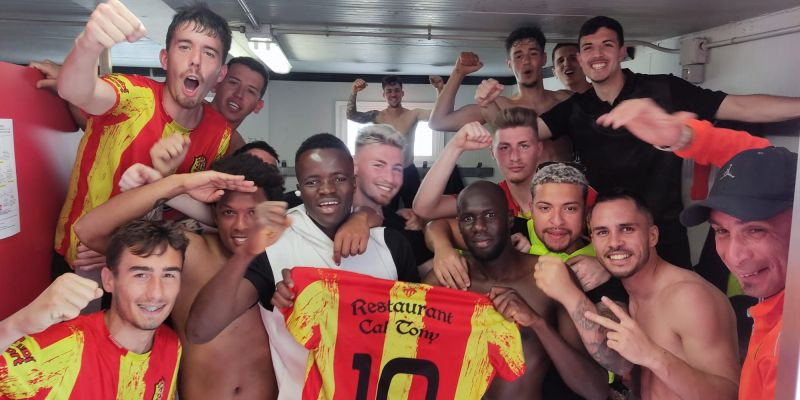 Els jugadors rubinencs del CF Juventud 25 de Septiembre celebren la victòria. FOTO: Veinti Els jugadors rubinencs del CF Juventud 25 de Septiembre celebren la victòria. FOTO: Veinti