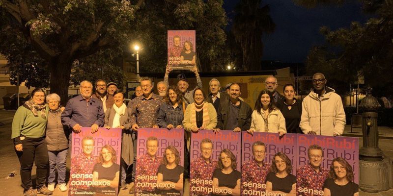 En Comú Podem durant la penjada de cartells que dona inici a la campanya electoral. FOTO: Cedida