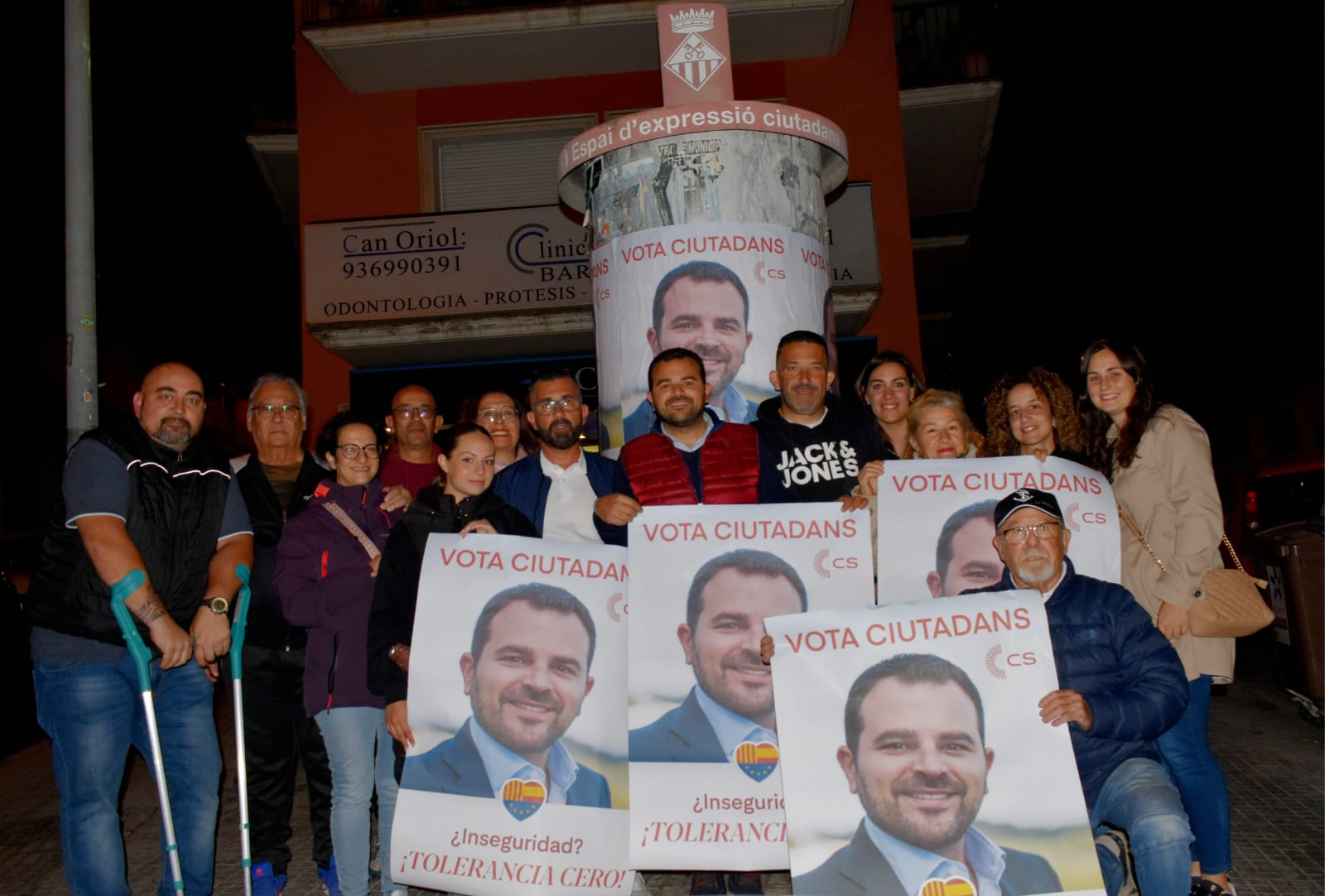 L'equip de Ciutadans durant el primer dia de campanya. FOTO: Cedida