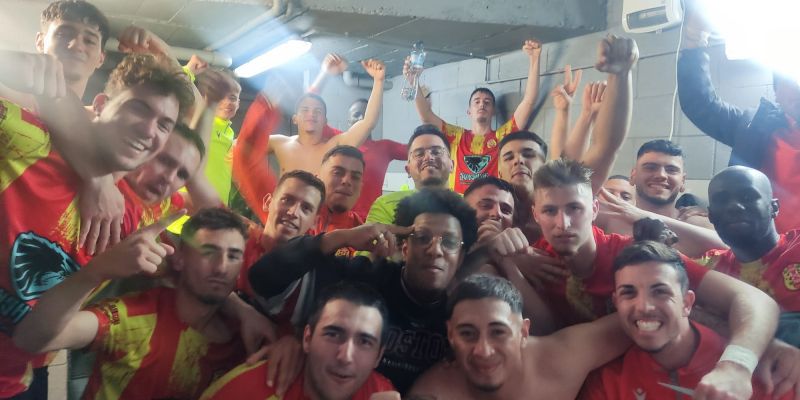 Jugadors del veinti celebrant la victòria. FOTO: Cedida