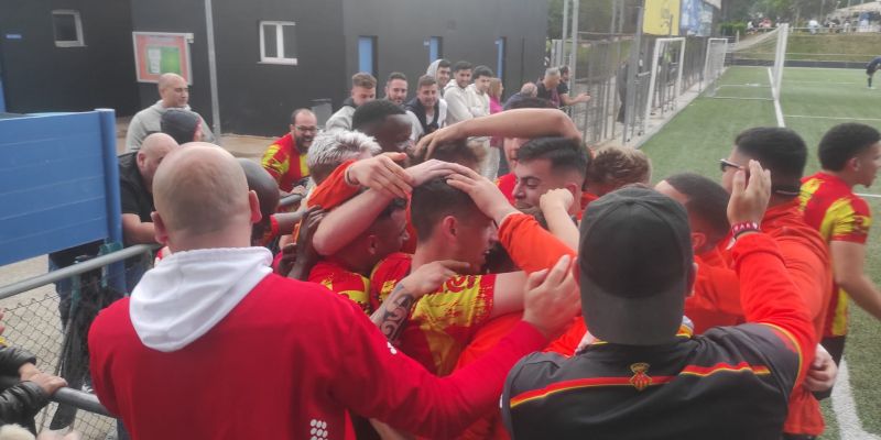 Jugadors del veinti celebrant la victòria. FOTO: Cedida Jugadors del veinti celebrant la victòria. FOTO: Cedida