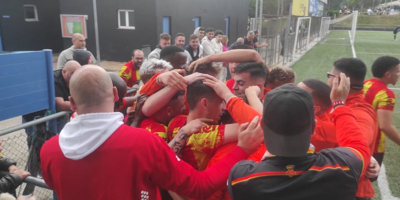 Jugadors del veinti celebrant la victòria. FOTO: Cedida