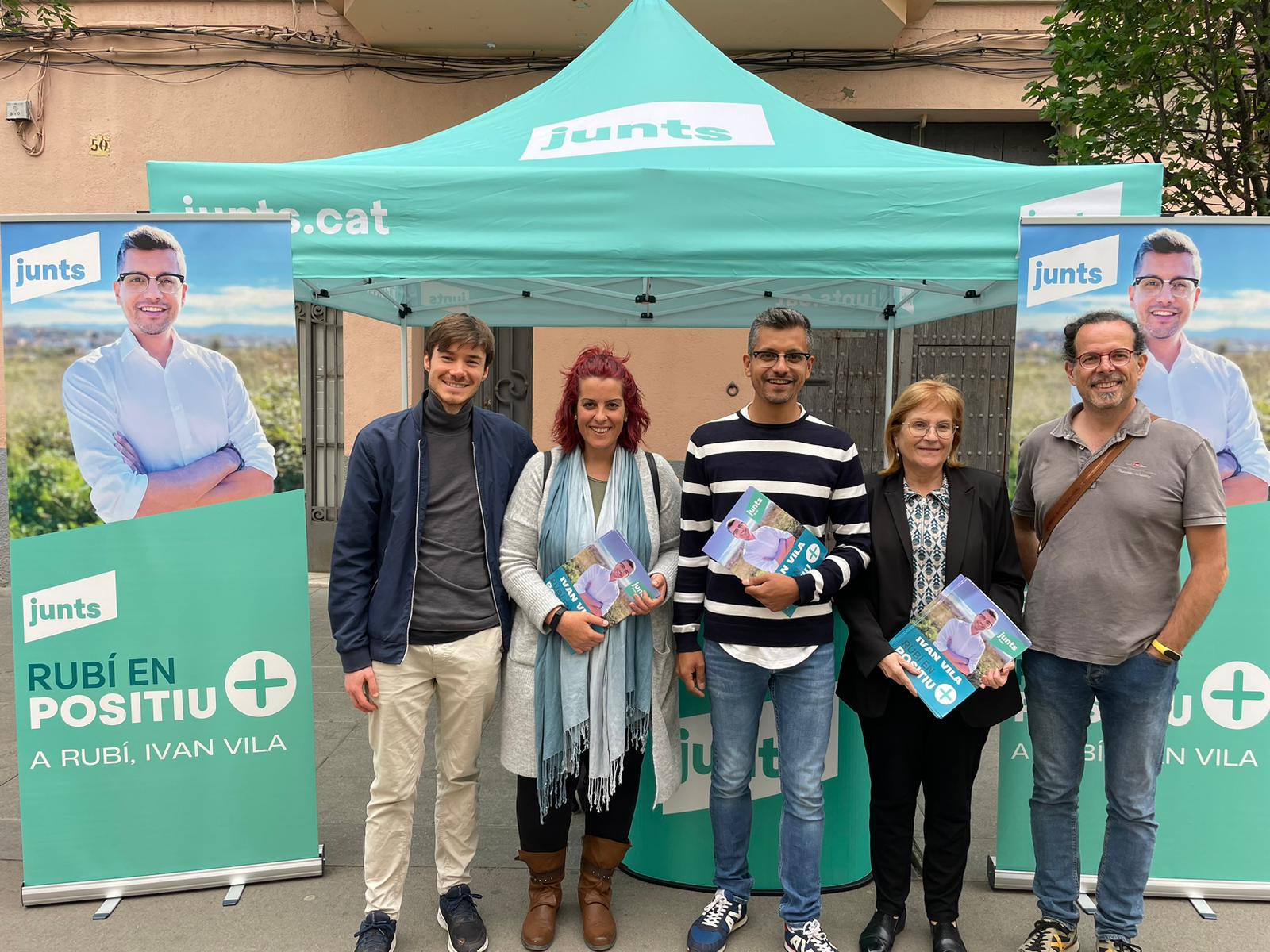 L'equip de Junts Rubí, amb Ivan Vila al centre, en una carpa durant la campanya d'eleccions municipals. FOTO: Cedida