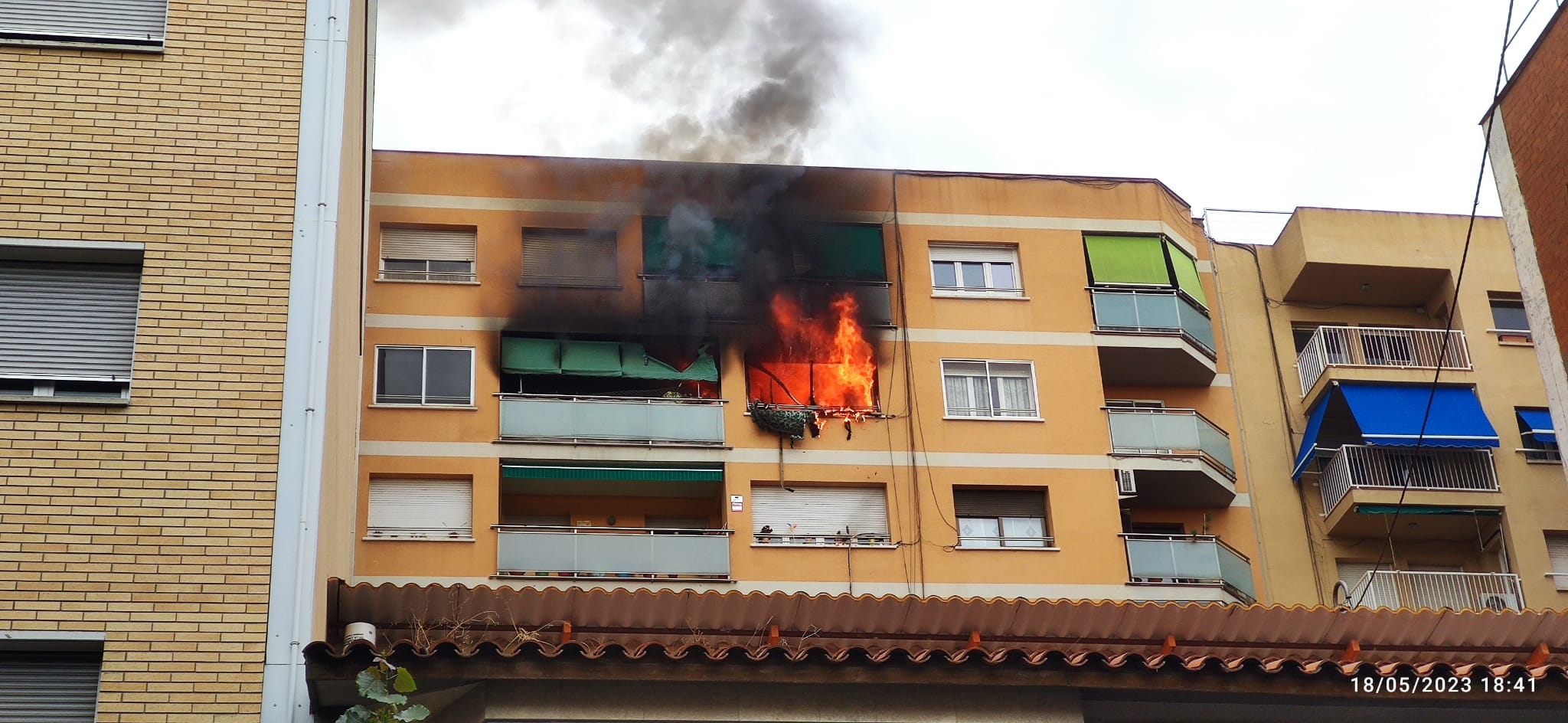 Incendi a un pis del carrer Prat de la Riba. FOTO: Cedida
