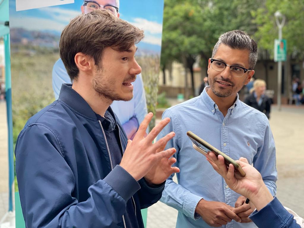 Arnau Domènech i Ivan Vila presentant el pla de suport a la mobilitat educativa internacional. FOTO: Cedida