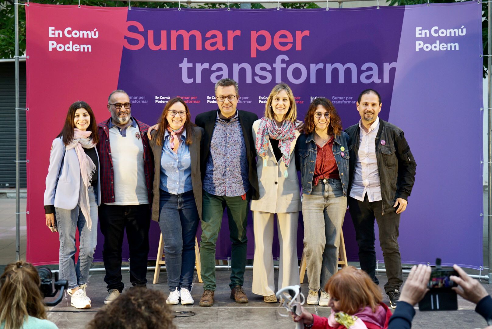 Andrés Medrano, Jéssica Albiach i Ànnia García al centre acompanyats d'alguns integrants de la seva llista. FOTO: Cedida