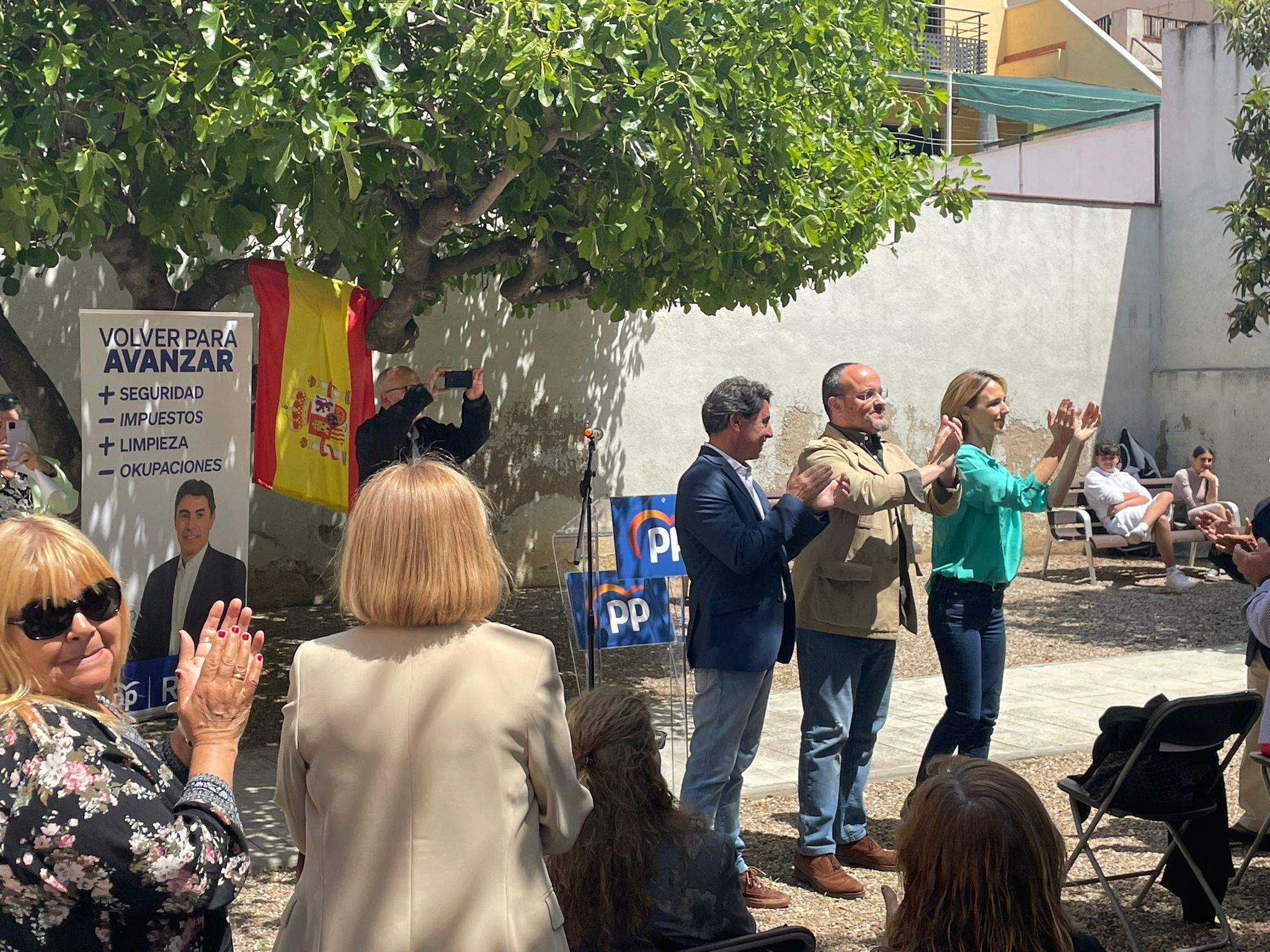 Juan José Giner ha comptat amb el suport de Alejandro Fernández i Cayetana Álvarez de Toledo. FOTO: Pol Peiró.