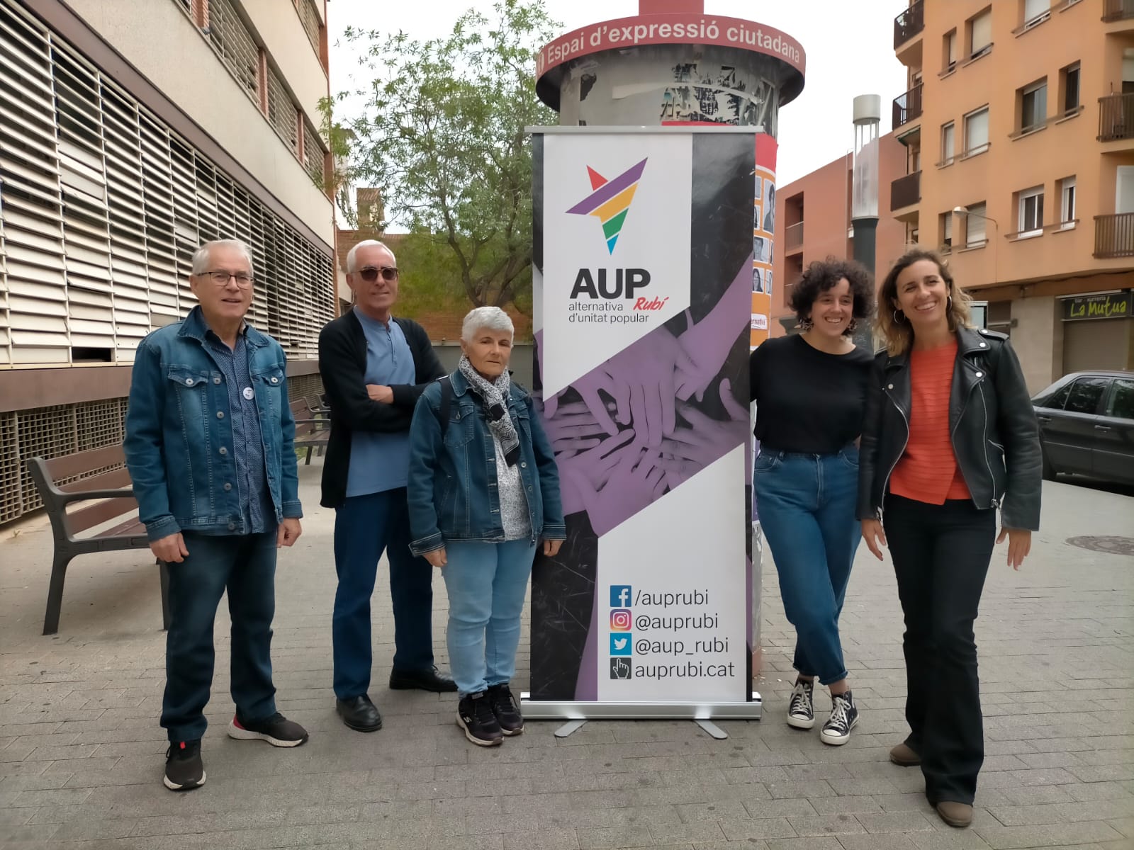 Marina Dolset, alcaldable de l'AUP i Laia Estrada, diputada al Parlament, amb altres membres del partit. FOTO: Cedida