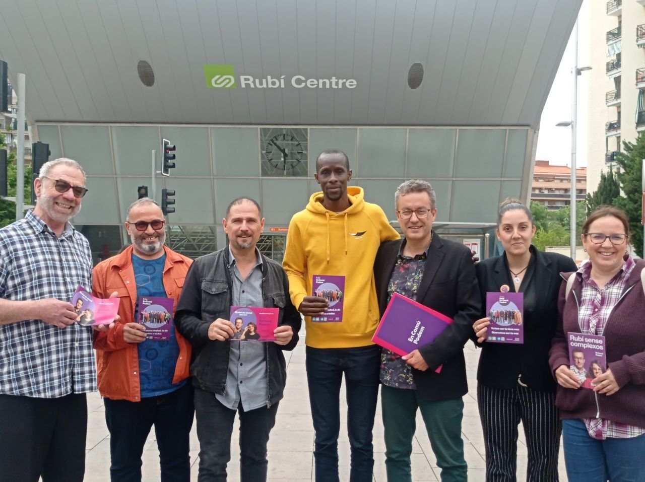 Serigne Mbaye Diouf, diputat a Madrid, amb l'alcaldable de la formació a Rubí, Andrés Medrano i altre membres del partit. FOTO: Cedida