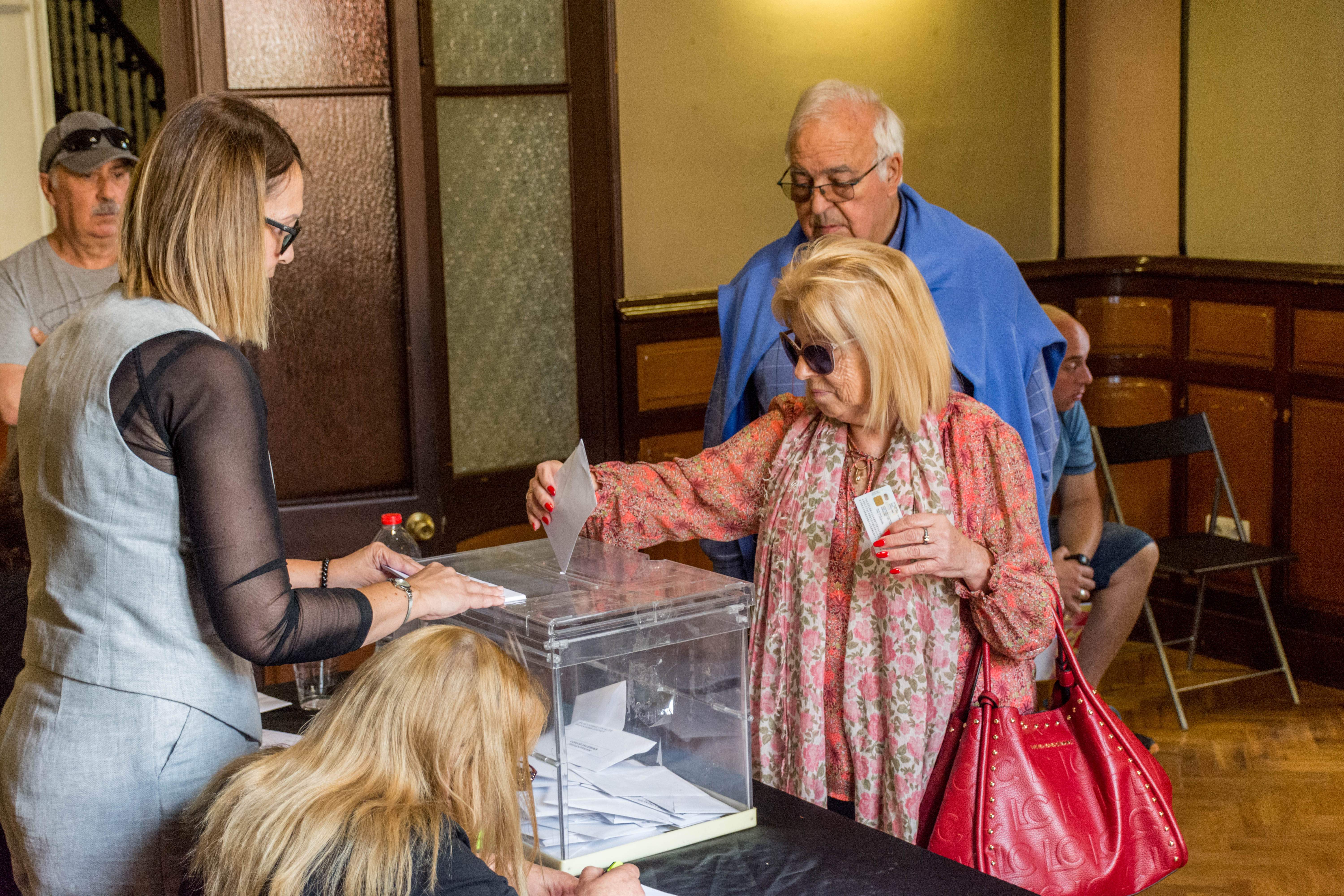 Ja pots consultar si et toca estar a la mesa electoral el 23J. Imatge del 28M a Rubí. FOTO: Carmelo Jiménez