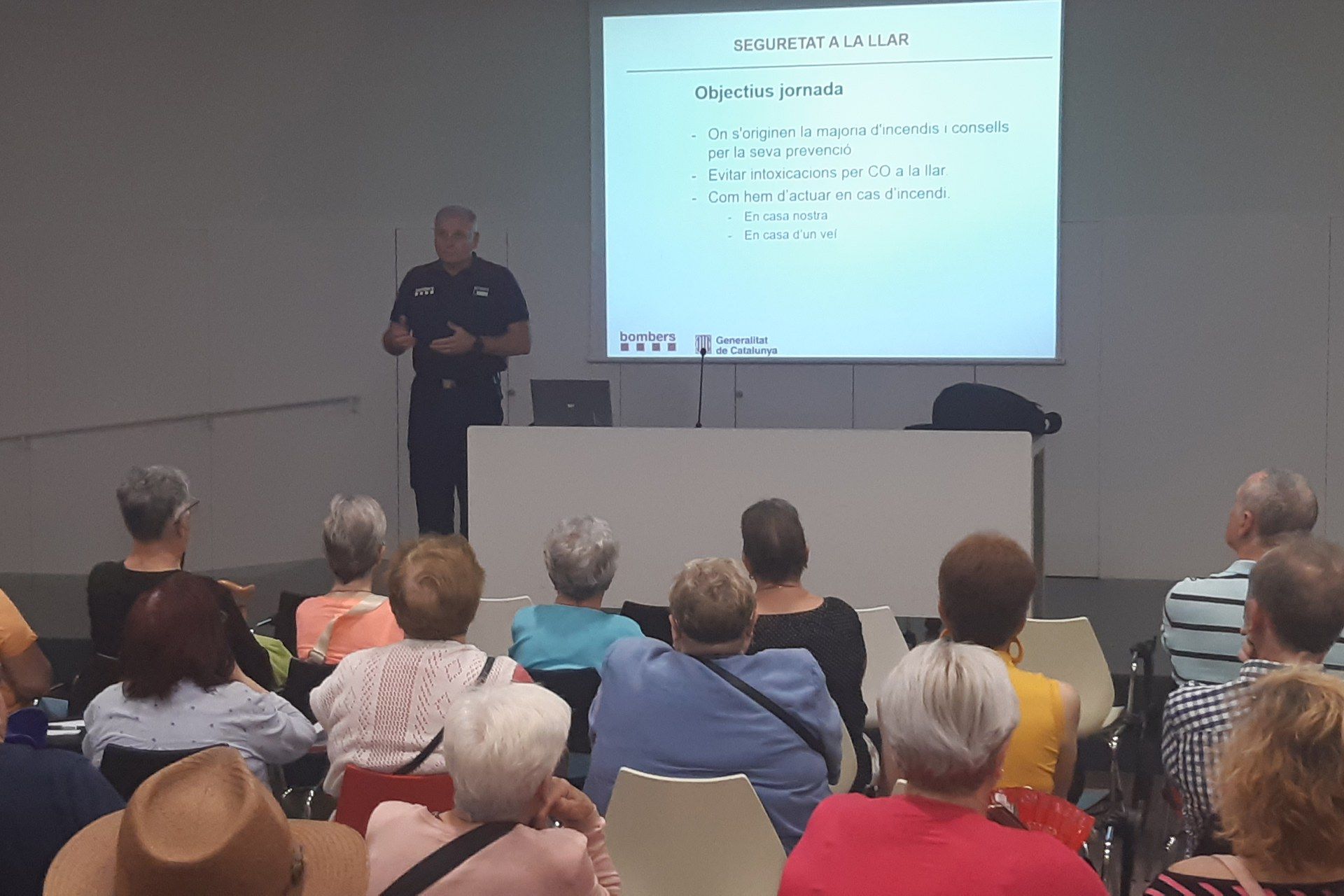 El cos de bombers de Rubí imparteix una sessió de seguretat a la llar. FOTO: Ajuntament de Rubí