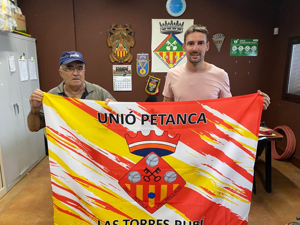 José Cubero li passa el relleu a David Rodríguez. FOTO: Cedida