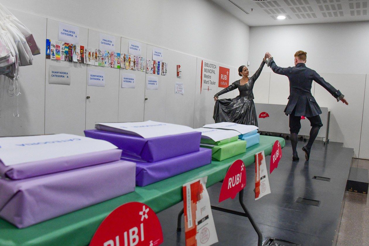Dansaires de l’Esbart durant el lliurament dels premis del 29è Concurs de Punts de Llibre FOTO: Ajuntament de Rubí – Localpres