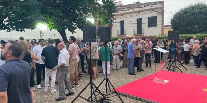 Desenes de persones es van congregar a l'Ateneu durant la recepció d'entitats prèvia a la Festa Major. FOTO: E.L. Desenes de persones es van congregar a l'Ateneu durant la recepció d'entitats prèvia a la Festa Major. FOTO: E.L.
