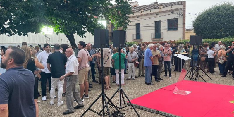 Desenes de persones es van congregar a l'Ateneu durant la recepció d'entitats prèvia a la Festa Major. FOTO: E.L.