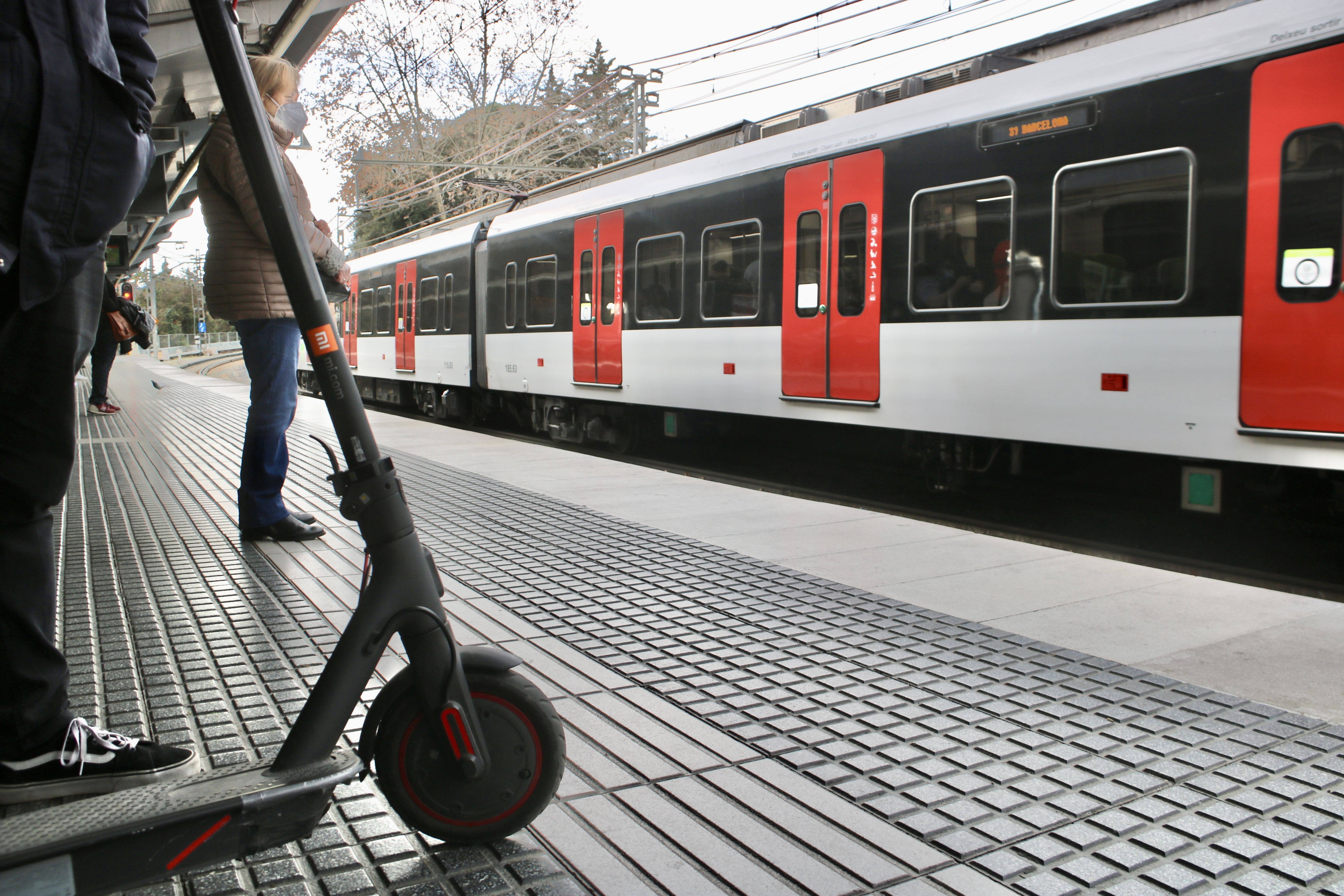 Renfe també prohibirà l'accés de patinets elèctrics a partir del 12 de desembre. FOTO: Lluís Sibils i Albert Segura