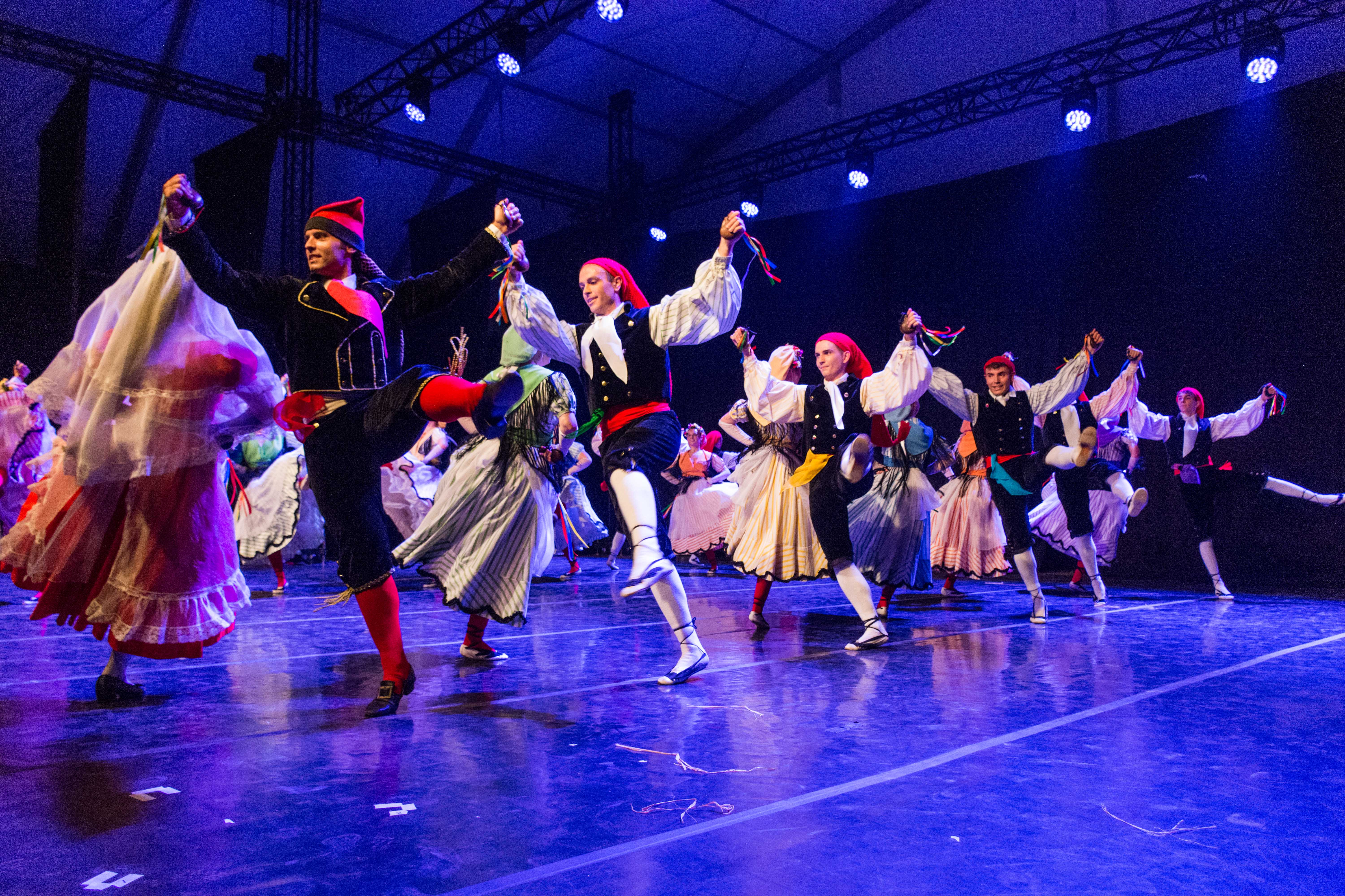 Espectacle de l'Esbart Dansaire per la Festa Major. FOTO: Carmelo Jiménez